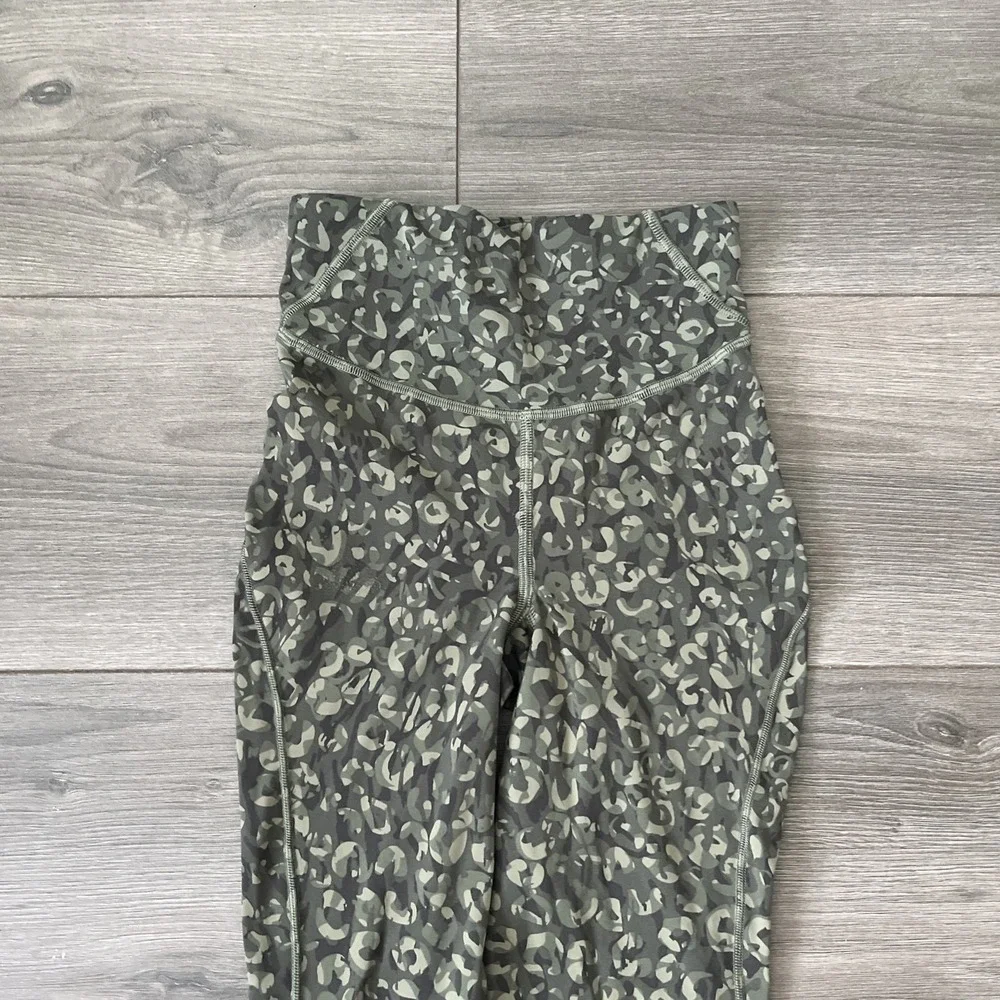 Lululemon Womens Sz 0 Leggings Compression Green Camo